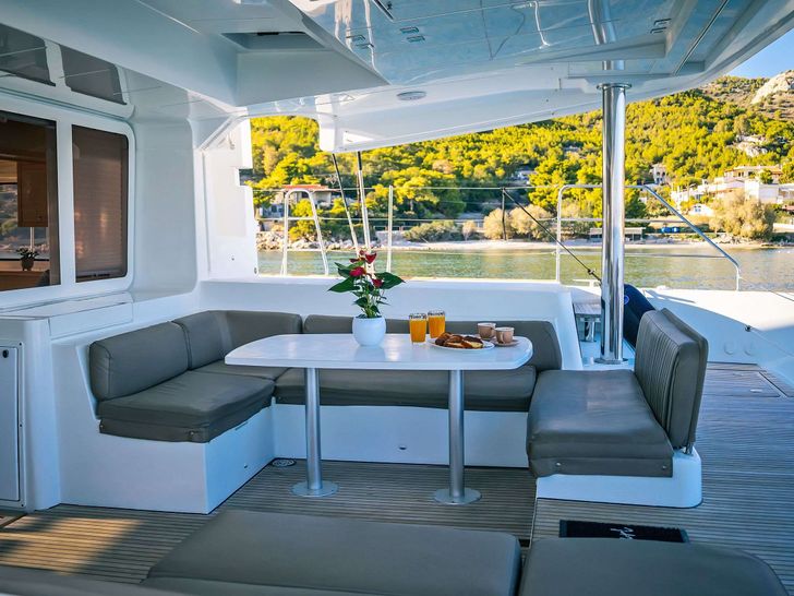 WHITE PEARL - aft deck alfresco dining WHITE PEARL - aft deck alfresco dining