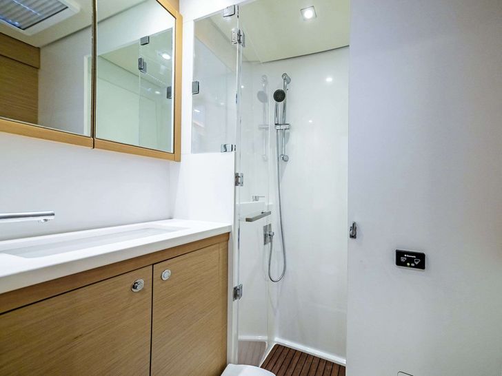 WHITE PEARL - cabin bathroom WHITE PEARL - cabin bathroom