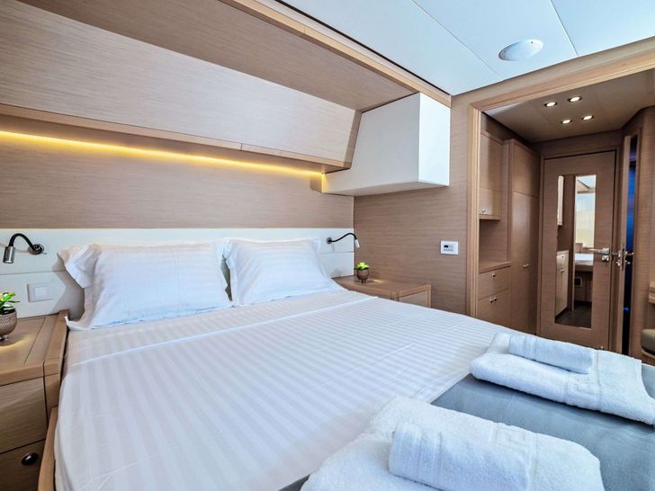 WHITE PEARL - master cabin bed WHITE PEARL - master cabin bed