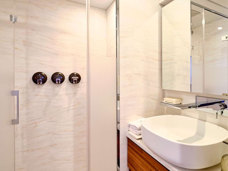 AD ASTRA Fountaine Pajot 80 - master cabin bathroom AD ASTRA Fountaine Pajot 80 - master cabin bathroom