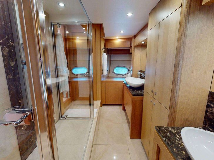MAKANI II 35m Sunseeker Motor Yacht Master Bathroom 2 MAKANI II 35m Sunseeker Motor Yacht Master Bathroom 2