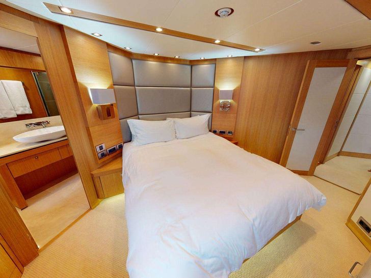 MAKANI II 35m Sunseeker Motor Yacht VIP Cabin