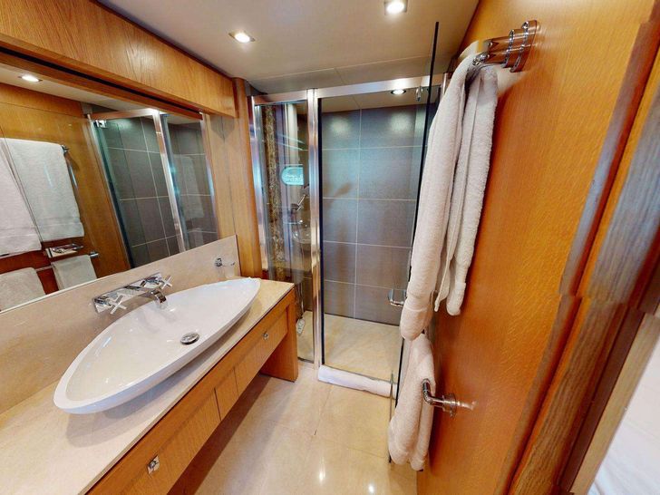 MAKANI II 35m Sunseeker Motor Yacht Master Bathroom MAKANI II 35m Sunseeker Motor Yacht Master Bathroom