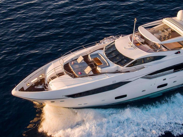 MAKANI II 35m Sunseeker Motor Yacht Front View MAKANI II 35m Sunseeker Motor Yacht Front View