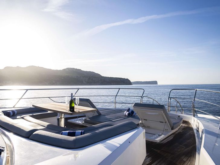 MAKANI II 35m Sunseeker Motor Yacht Foredeck MAKANI II 35m Sunseeker Motor Yacht Foredeck