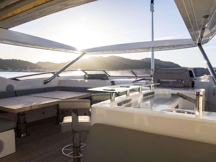 MAKANI II 35m Sunseeker Motor Yacht flybridge alfresco dining area MAKANI II 35m Sunseeker Motor Yacht flybridge alfresco dining area