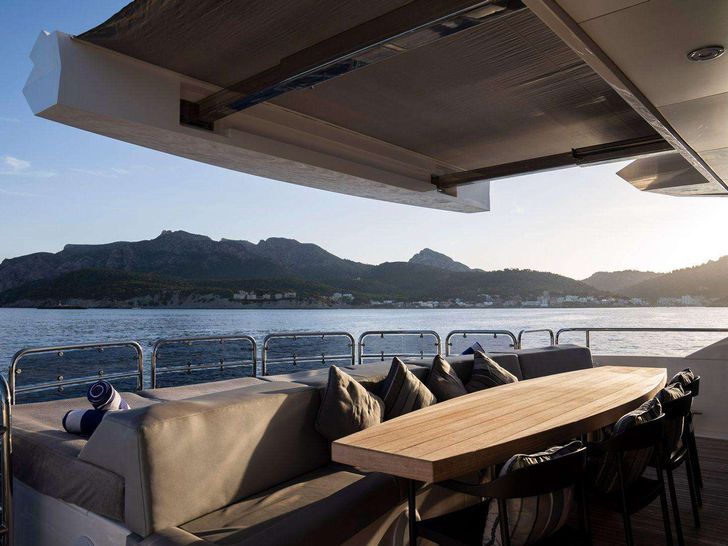 MAKANI II 35m Sunseeker Motor Yacht Dining Area MAKANI II 35m Sunseeker Motor Yacht Dining Area