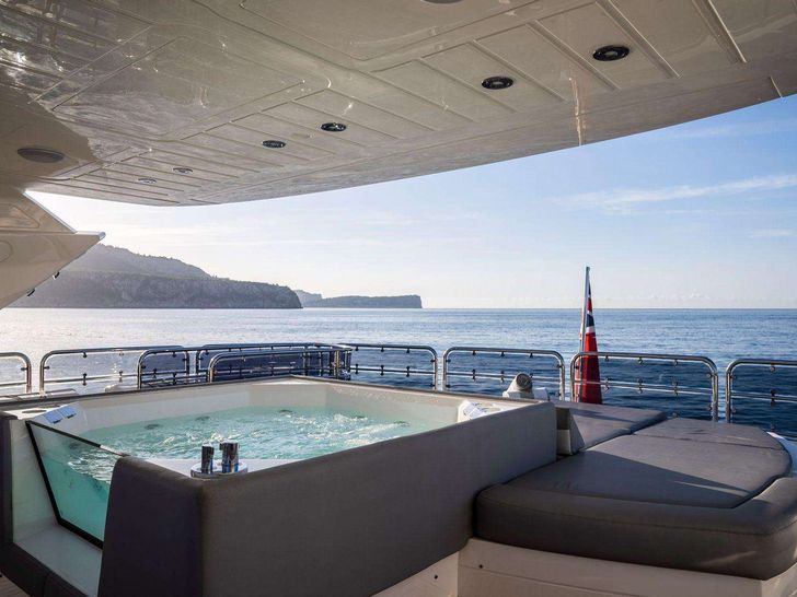 MAKANI II 35m Sunseeker Motor Yacht Jacuzzi MAKANI II 35m Sunseeker Motor Yacht Jacuzzi
