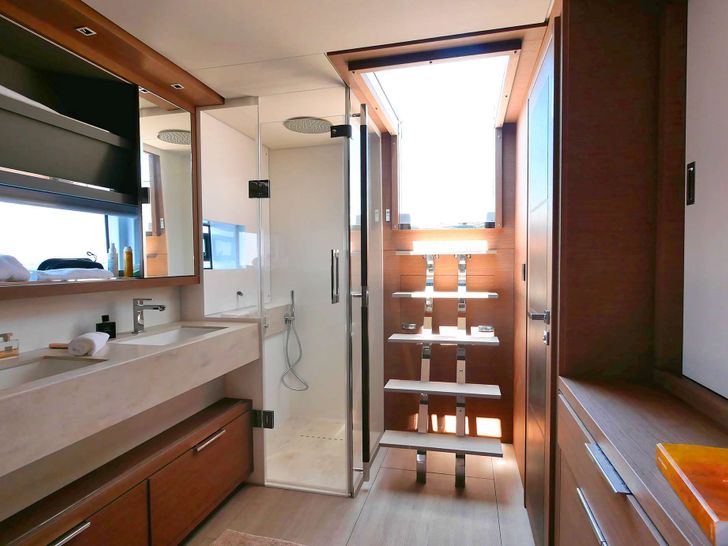 KINGFISHER V Lagoon 65 Master Bathroom KINGFISHER V Lagoon 65 Master Bathroom