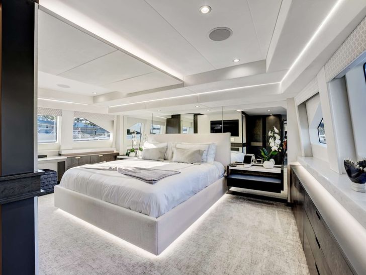 REAL SUMMERTIME Sovereign 120 Crewed Motor Yacht Master Cabin REAL SUMMERTIME Sovereign 120 Crewed Motor Yacht Master Cabin