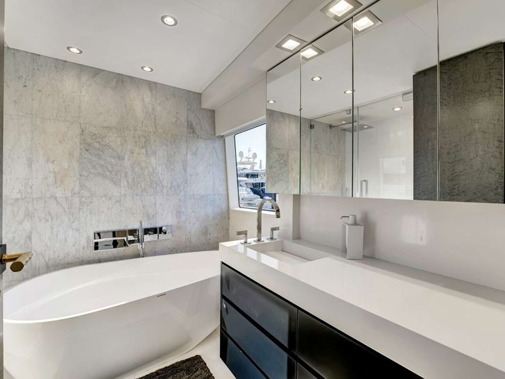 REAL SUMMERTIME Sovereign 120 Crewed Motor Yacht Master Bathroom REAL SUMMERTIME Sovereign 120 Crewed Motor Yacht Master Bathroom
