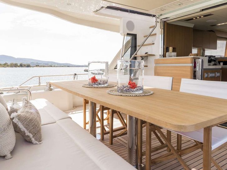 SIR HENDRIK Greenline 68 aft alfresco dining area SIR HENDRIK Greenline 68 aft alfresco dining area