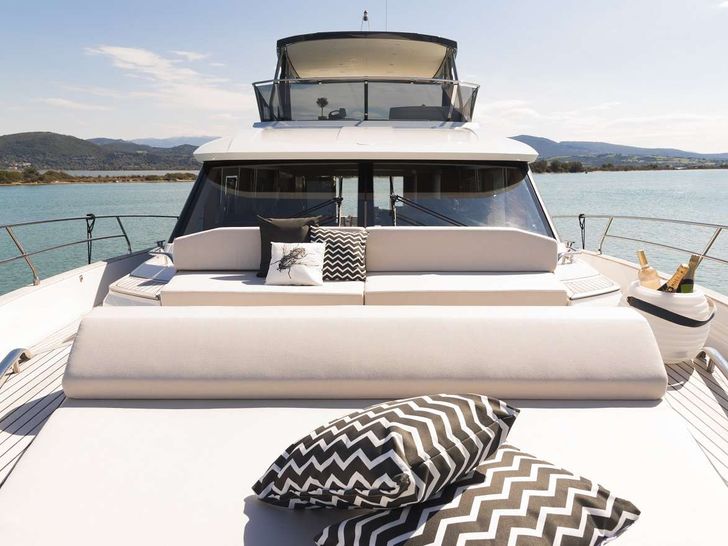 SIR HENDRIK Greenline 68 foredeck bronzing area SIR HENDRIK Greenline 68 foredeck bronzing area