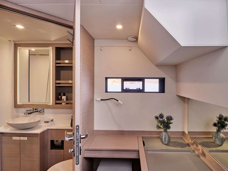 DOLLU - Aft Cabin Bathroom