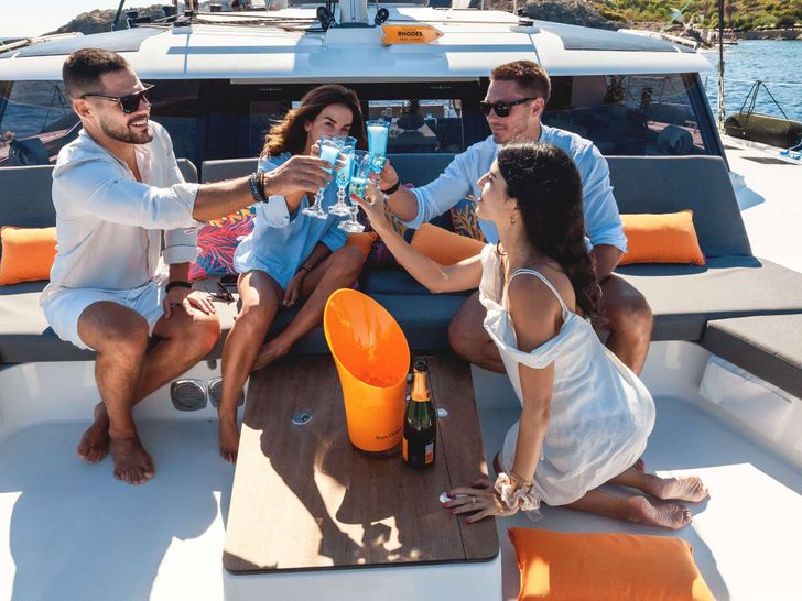 AMANTE Fountaine Pajot Saba 50 - couples having a wine party on the foredeck AMANTE Fountaine Pajot Saba 50 - couples having a wine party on the foredeck