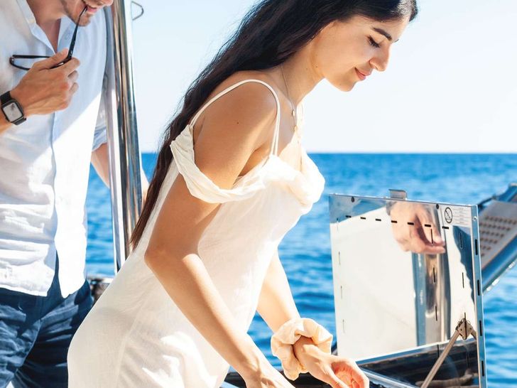 AMANTE Fountaine Pajot Saba 50 - guest enjoying a barbecue moment AMANTE Fountaine Pajot Saba 50 - guest enjoying a barbecue moment