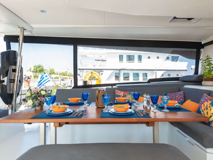 AMANTE Fountaine Pajot Saba 50 - aft deck alfresco dining area AMANTE Fountaine Pajot Saba 50 - aft deck alfresco dining area