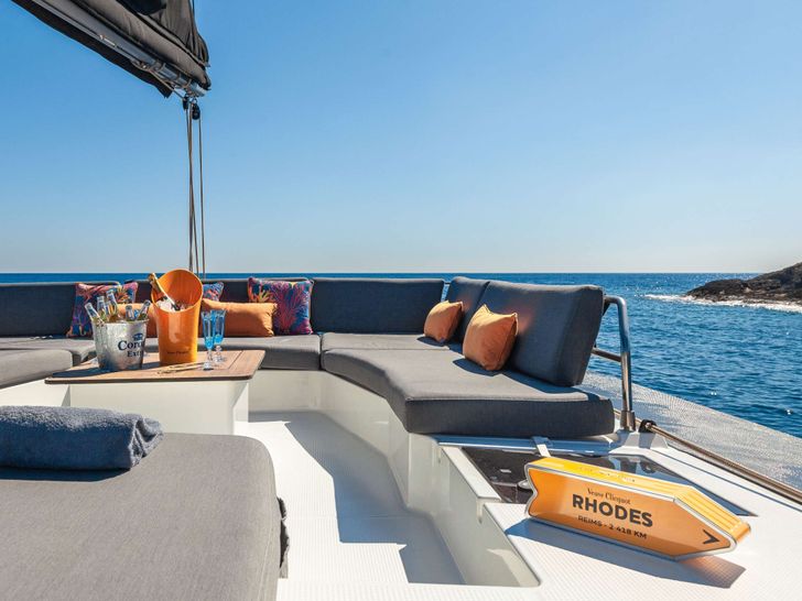 AMANTE Fountaine Pajot Saba 50 - flybridge lounge AMANTE Fountaine Pajot Saba 50 - flybridge lounge