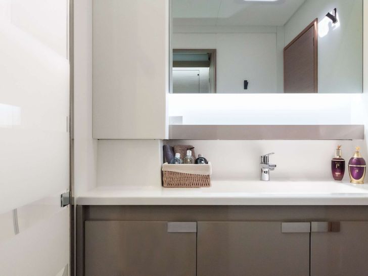 AMANTE Fountaine Pajot Saba 50 - master cabin bathroom AMANTE Fountaine Pajot Saba 50 - master cabin bathroom