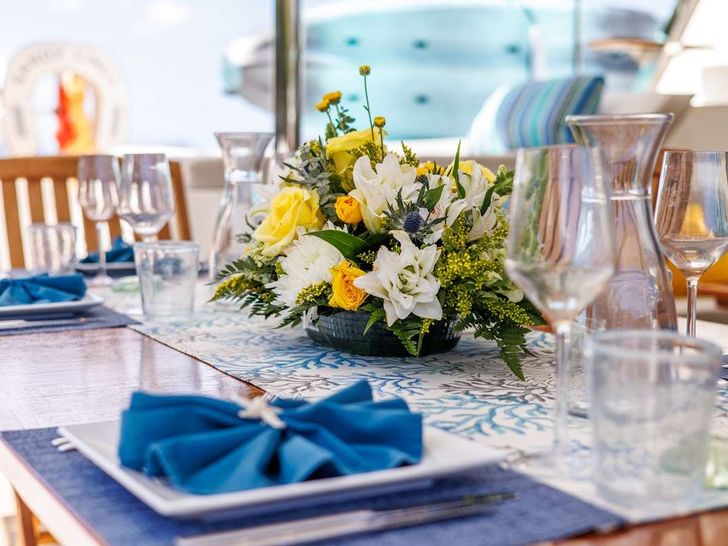 SANDY CINCO Fountaine Pajot Ipanema 58 - aft deck table SANDY CINCO Fountaine Pajot Ipanema 58 - aft deck table