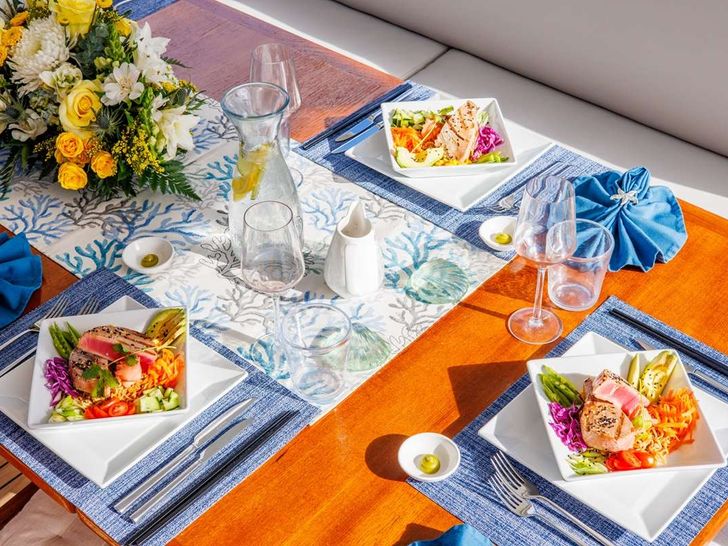 SANDY CINCO Fountaine Pajot Ipanema 58 - alfresco dining set up SANDY CINCO Fountaine Pajot Ipanema 58 - alfresco dining set up