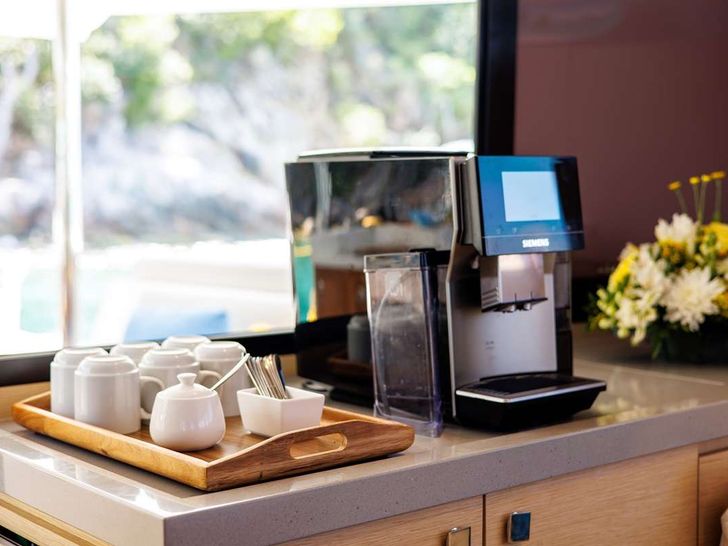 SANDY CINCO Fountaine Pajot Ipanema 58 - coffee station SANDY CINCO Fountaine Pajot Ipanema 58 - coffee station