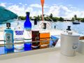 SANDY CINCO Fountaine Pajot Ipanema 58 - cocktail mixing SANDY CINCO Fountaine Pajot Ipanema 58 - cocktail mixing