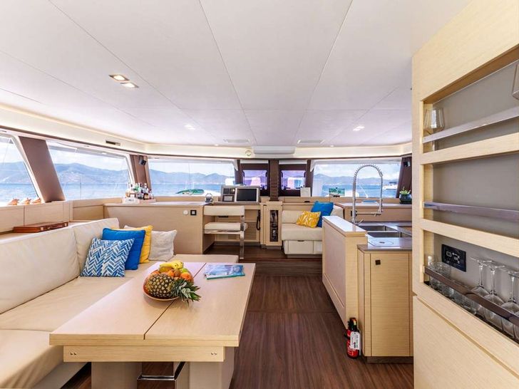 SANDY CINCO Fountaine Pajot Ipanema 58 - saloon seating SANDY CINCO Fountaine Pajot Ipanema 58 - saloon seating