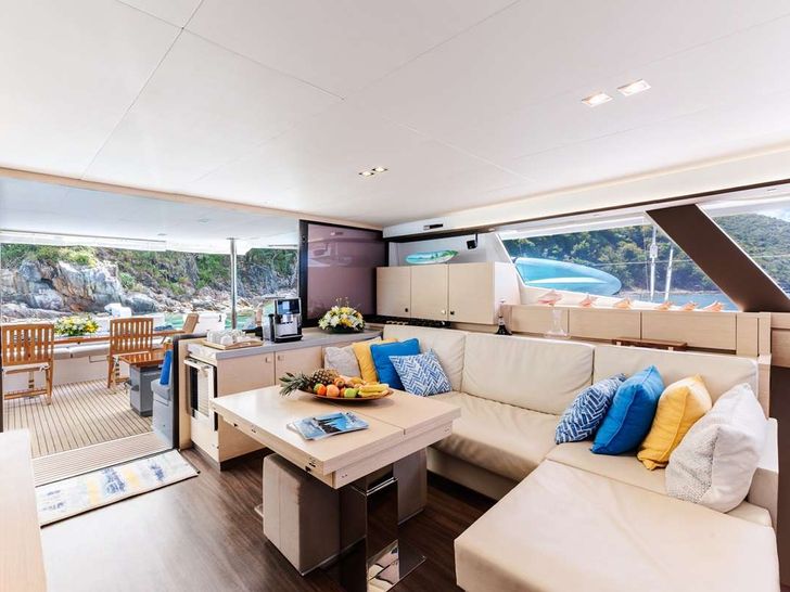 SANDY CINCO Fountaine Pajot Ipanema 58 - saloon SANDY CINCO Fountaine Pajot Ipanema 58 - saloon