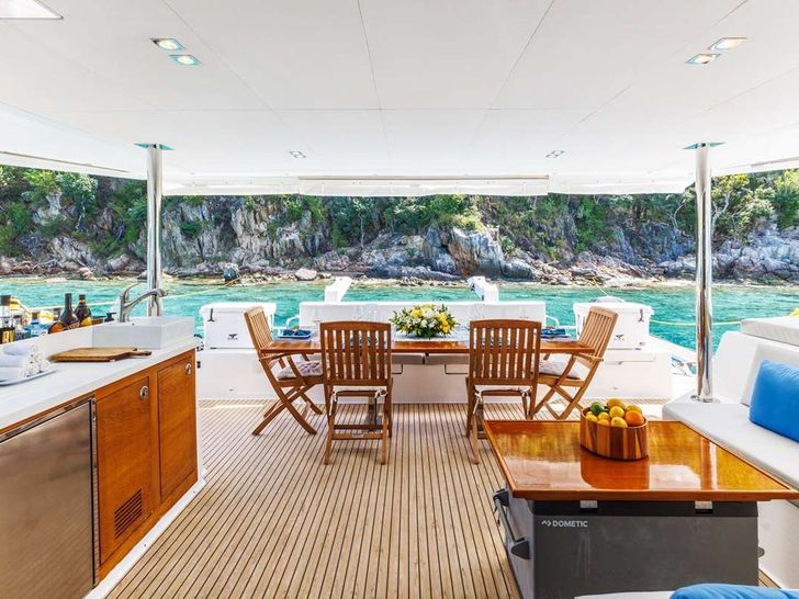 SANDY CINCO Fountaine Pajot Ipanema 58 - aft deck SANDY CINCO Fountaine Pajot Ipanema 58 - aft deck
