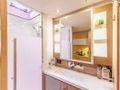 SANDY CINCO Fountaine Pajot Ipanema 58 - master cabin bathroom SANDY CINCO Fountaine Pajot Ipanema 58 - master cabin bathroom