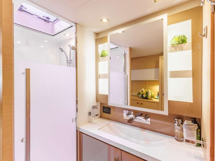 SANDY CINCO Fountaine Pajot Ipanema 58 - master cabin bathroom SANDY CINCO Fountaine Pajot Ipanema 58 - master cabin bathroom