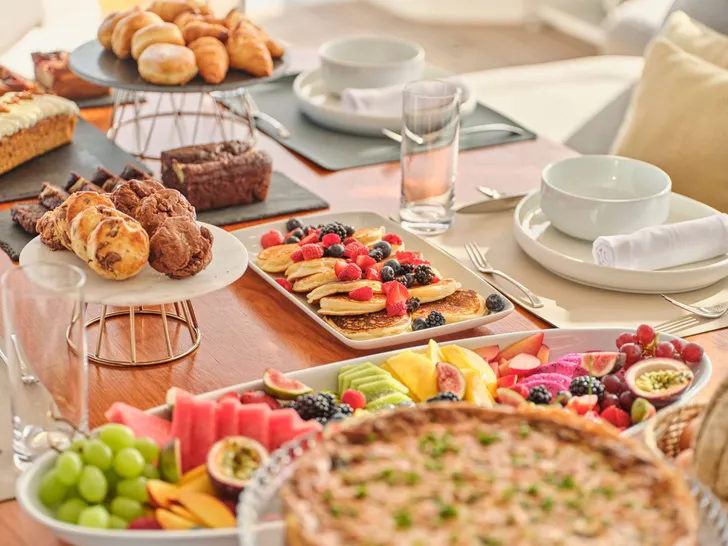 ALOIA 80 Fountaine Pajot Thira 80 - alfresco breakfast ALOIA 80 Fountaine Pajot Thira 80 - alfresco breakfast