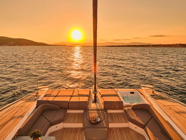 ALOIA 80 Fountaine Pajot Thira 80 - foredeck with a jacuzzi ALOIA 80 Fountaine Pajot Thira 80 - foredeck with a jacuzzi