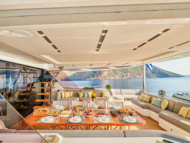 Aft ALOIA 80 Fountaine Pajot Thira 80 - aft deck alfresco dining set up Aft ALOIA 80 Fountaine Pajot Thira 80 - aft deck alfresco dining set up