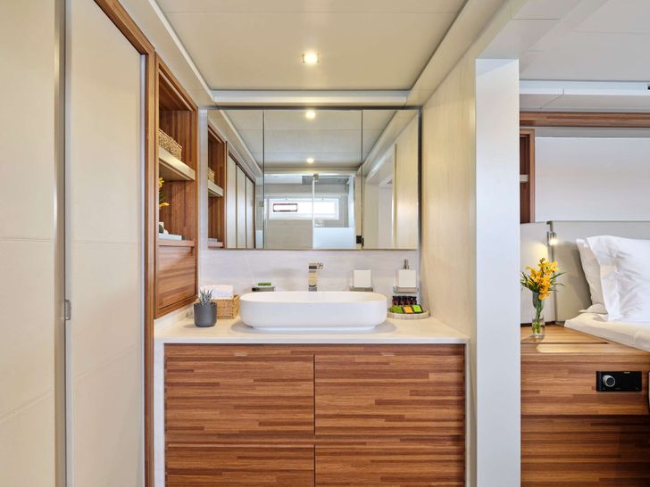 ALOIA 80 Fountaine Pajot Thira 80 - master cabin bathroom ALOIA 80 Fountaine Pajot Thira 80 - master cabin bathroom