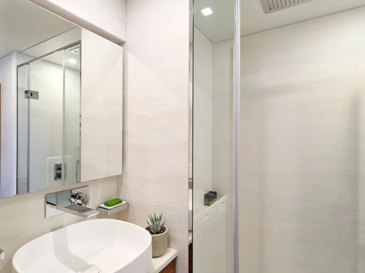 ALOIA 80 Fountaine Pajot Thira 80 - VIP cabin bathroom ALOIA 80 Fountaine Pajot Thira 80 - VIP cabin bathroom