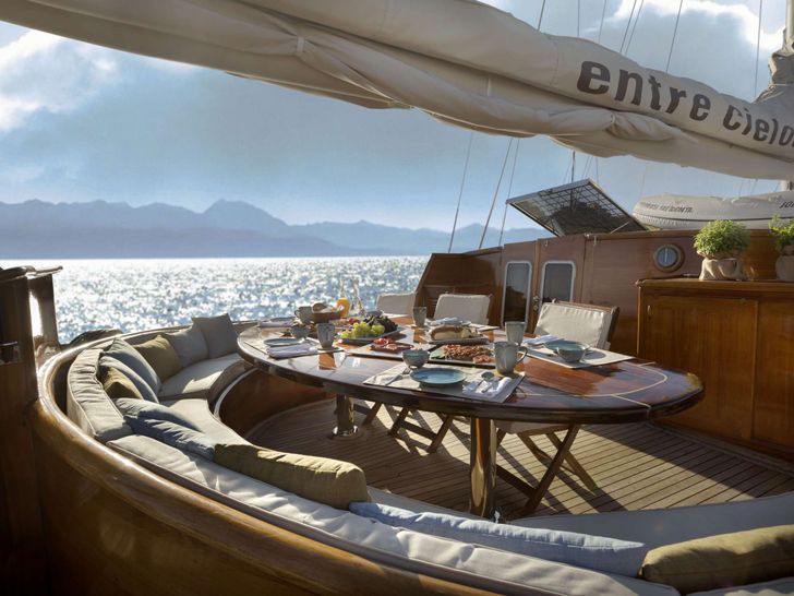 ENTRE CIELOS - SU Marine 104,alfresco breakfast