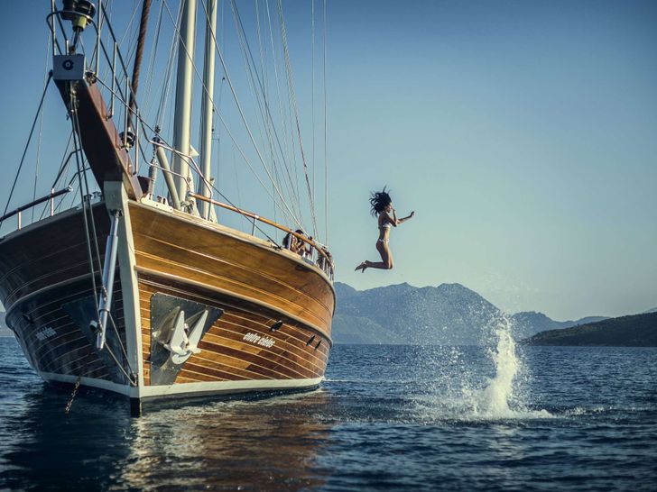 ENTRE CIELOS - SU Marine 104,bow view with guest swimming ENTRE CIELOS - SU Marine 104,bow view with guest swimming