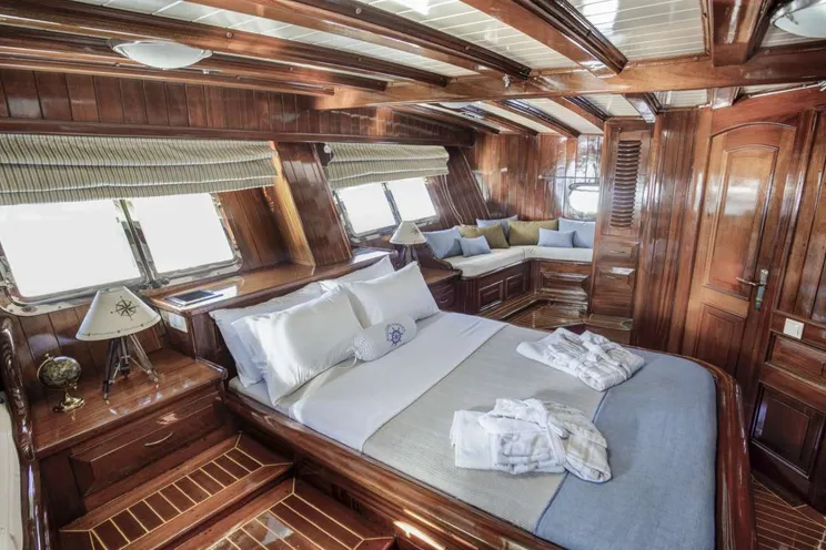 Charter Yacht ENTRE CIELOS - SU Marine 104 - Athens - Santorini - Greece