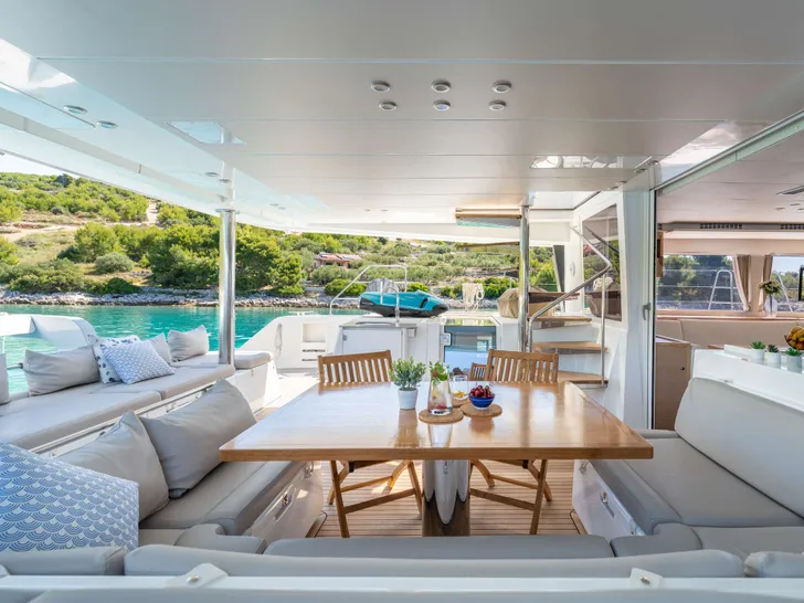 COOL CHANGE Lagoon 560 - aft deck dining area COOL CHANGE Lagoon 560 - aft deck dining area