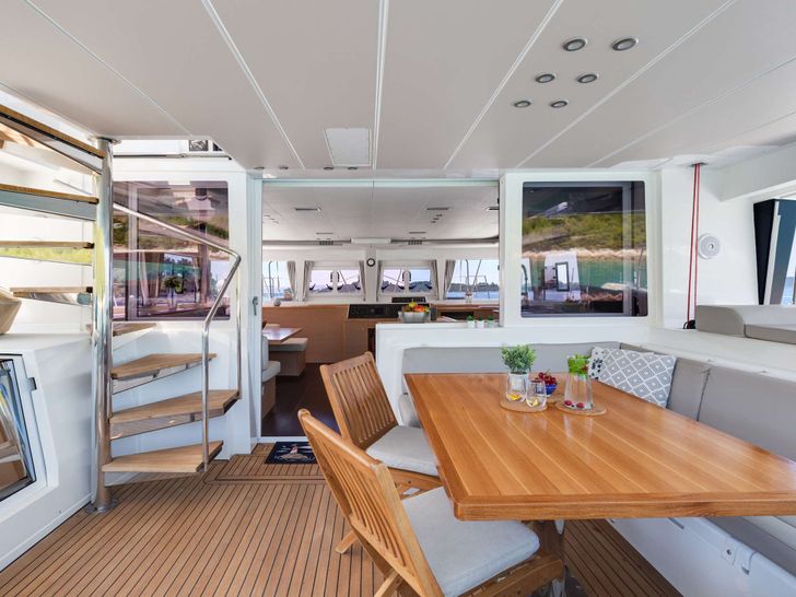 COOL CHANGE Lagoon 560 - aft deck dining area COOL CHANGE Lagoon 560 - aft deck dining area