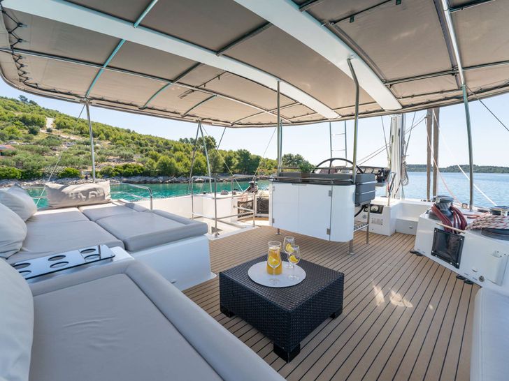 COOL CHANGE Lagoon 560 - flybridge sun beds COOL CHANGE Lagoon 560 - flybridge sun beds