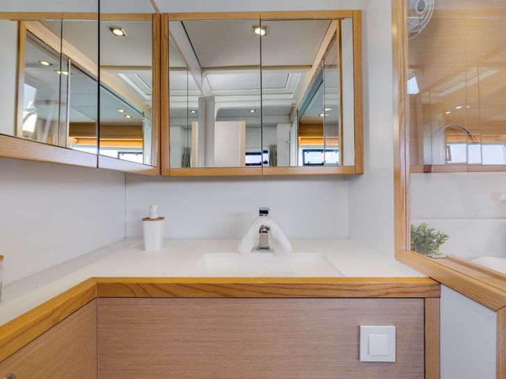 COOL CHANGE Lagoon 560 - cabin 1 bathroom COOL CHANGE Lagoon 560 - cabin 1 bathroom