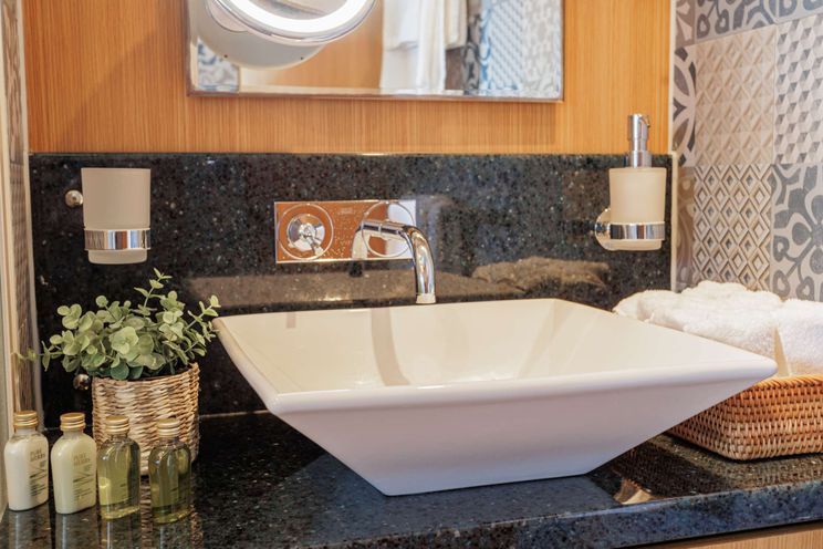 Charter Yacht JOLIDOR - Fairline Squadron 73 - 4 Cabins - Split - Dubrovnik - Croatia