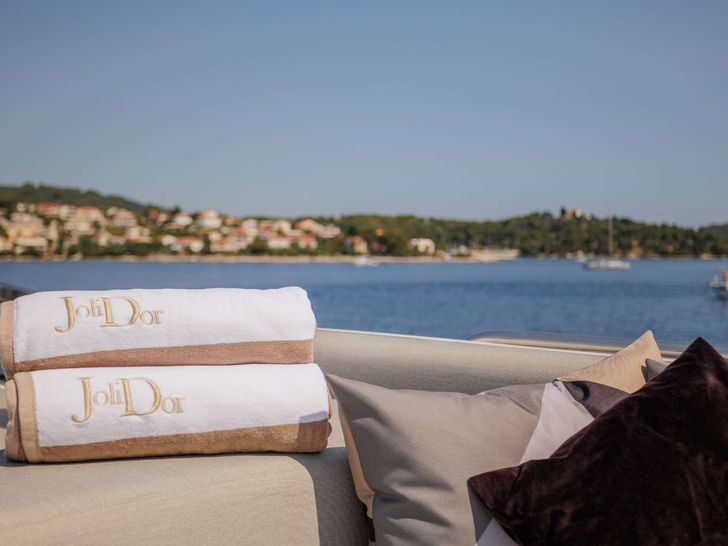 JOLIDOR - Fairline Squadron 73 ft.,seating area with towels JOLIDOR - Fairline Squadron 73 ft.,seating area with towels