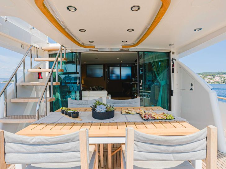 JOLIDOR - Fairline Squadron 73 ft.,aft alresco dining area JOLIDOR - Fairline Squadron 73 ft.,aft alresco dining area