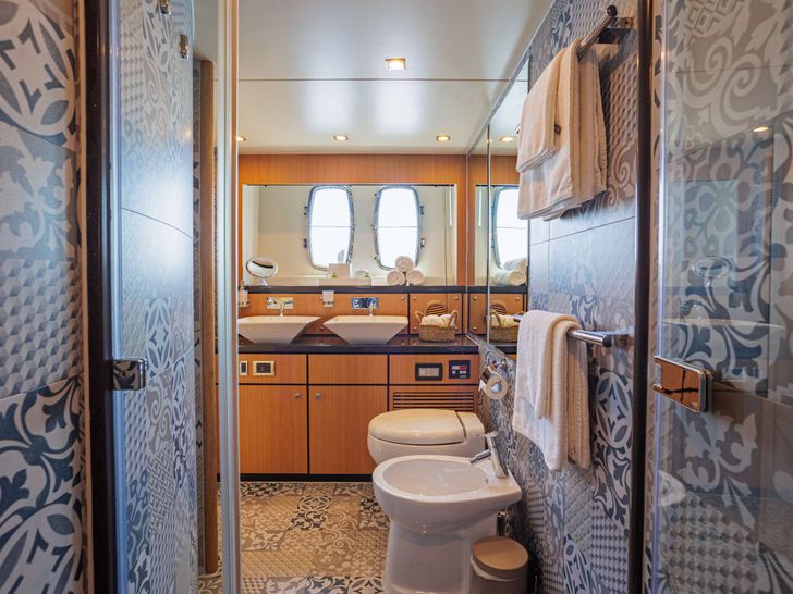 JOLIDOR - Fairline Squadron 73 ft.,main cabin bathroom JOLIDOR - Fairline Squadron 73 ft.,main cabin bathroom