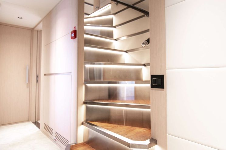 Charter Yacht OCEAN VIEW - Gulf Craft Majesty 104 - 5 Cabins - Monaco - French Riviera - Corsica - Sardinia - Naples - Sicily - Spain