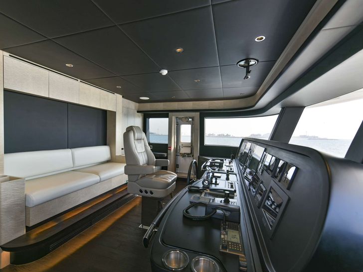 ROCKET ONE - Gulf Craft Majesty 121 ft,cockpit ROCKET ONE - Gulf Craft Majesty 121 ft,cockpit